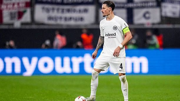 <strong>Robin Koch (Eintracht Frankfurt)</strong><br> ... Sein Vertrag läuft bei der Eintracht noch bis 2027. Für Koch steht fest: Er möchte in der nächsten Saison unbedingt in der Königsklasse auflaufen, am liebsten in Frankfurt. Sollte die Eintracht die Qualifikation jedoch verpassen, könnte ein Abschied zur ernsthaften Option werden. Dem Vernehmen nach soll er eine Ausstiegsklausel in Höhe von 20 Millionen Euro besitzen. Neben Leverkusen ist auch Borussia Dortmund an dem Leader interessiert.