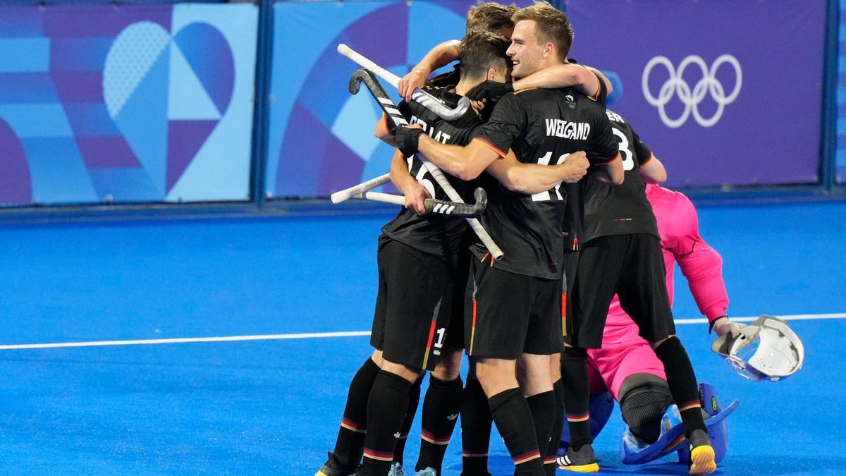 4. August 2024, Frankreich, Colombes: Deutschlands Hockey-Herren feiern nach ihrem Sieg gegen Argentinien im Viertelfinale im Yves-du-Manoir-Stadion. 