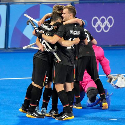 4. August 2024, Frankreich, Colombes: Deutschlands Hockey-Herren feiern nach ihrem Sieg gegen Argentinien im Viertelfinale im Yves-du-Manoir-Stadion. 