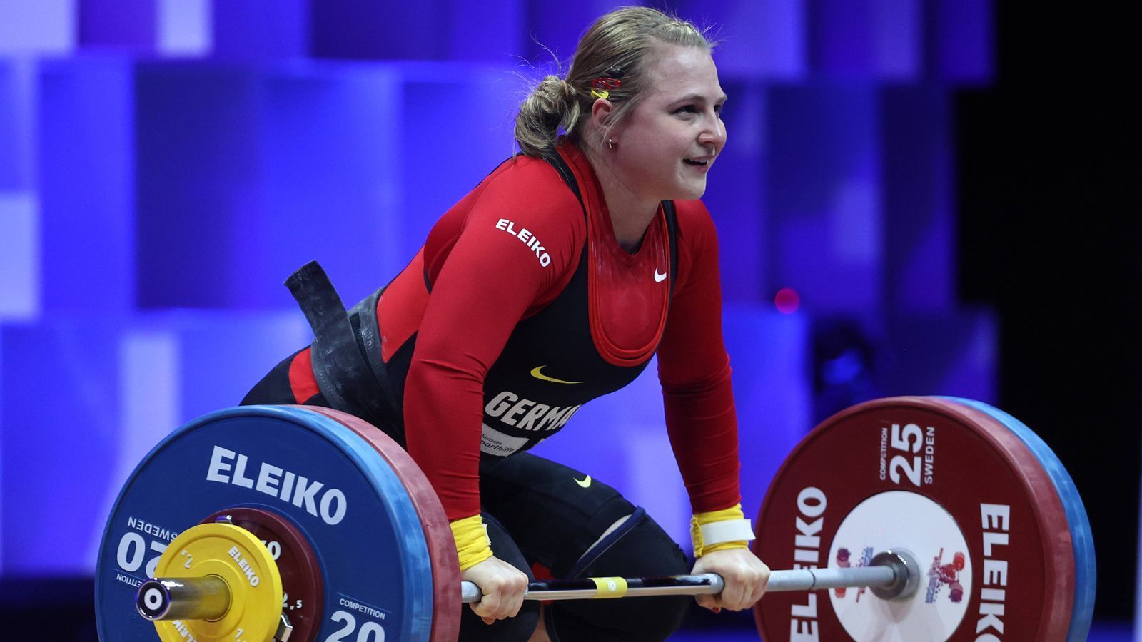 
                <strong>Sabine Kusterer</strong><br>
                Gewichtheberin Sabine Kusterer belegte 2016 in Rio de Janeiro den zehnten Platz in der Klasse bis 58 Kilogramm. Womit sie aber jede Menge Aufmerksamkeit erregte, war ihr "Snack": Vor dem Stoßen hatte sie eine mit Schokocreme garnierte Banane gegessen. Sie überlegt, das Ritual, das sie sich zwischenzeitlich abgewöhnt hatte, wieder einzuführen. "Das hat ja auch einen Wiedererkennungswert", sagte sie den "Badischen Neuesten Nachrichten".
              