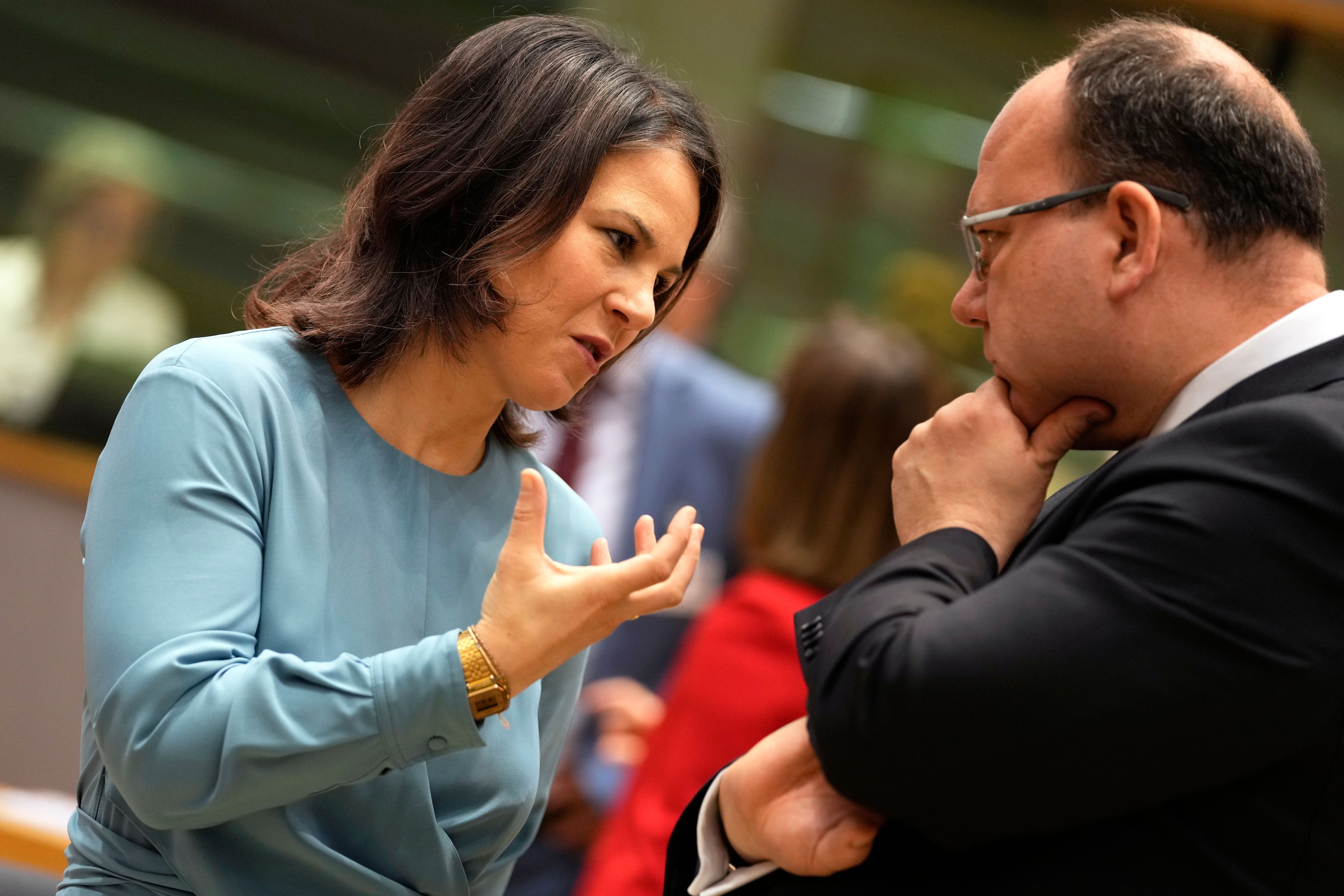 Außenministerin Baerbock prangert die Lage von Frauen im Iran an. 