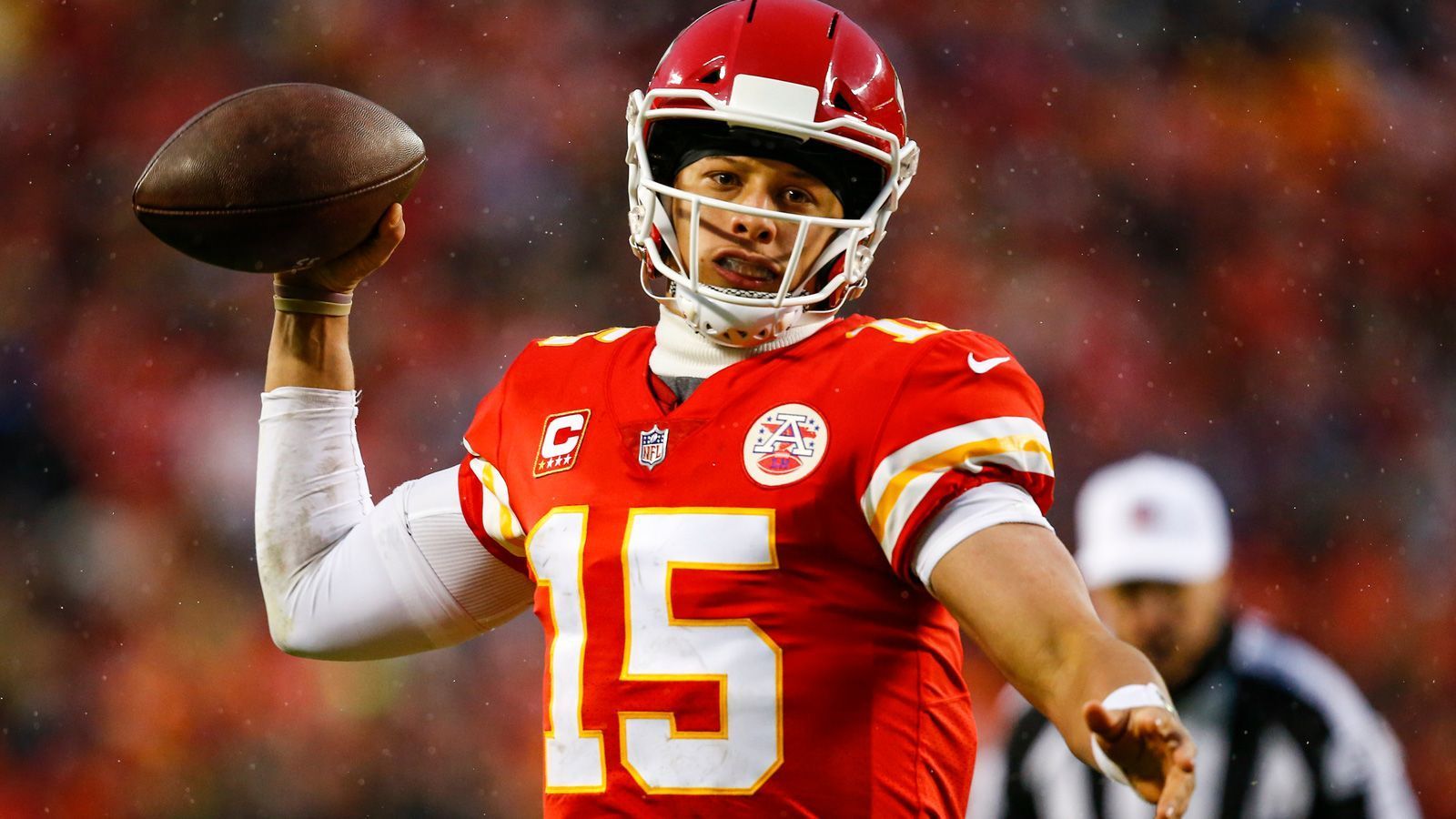 
                <strong>Deal passt sich nicht dem Cap Space an</strong><br>
                Zunächst wurde berichtet, dass sich der Vertrag des Superstars am steigenden Cap Space der NFL orientieren soll. Demnach hätte sich Mahomes' Vertrag mit der Erhöhung der Gehaltsobergrenze ebenfalls gesteigert, doch diese Meldung wurde mittlerweile dementiert. Die Summe wird sich also nicht mehr erhöhen.
              