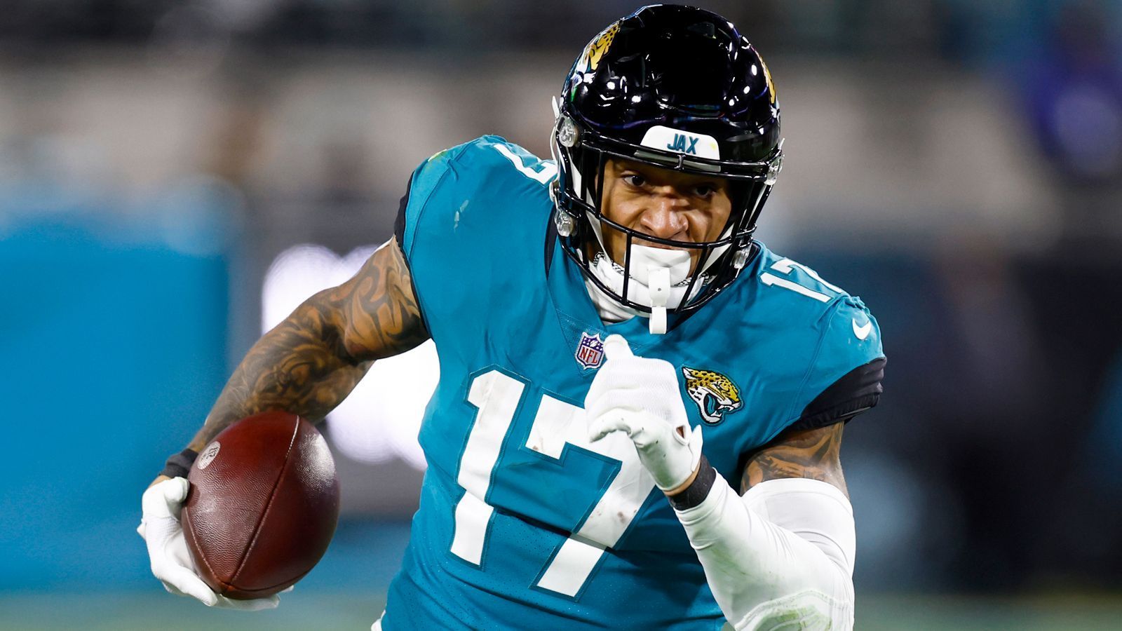 
                <strong>Tight End: Evan Engram (Jacksonville Jaguars)</strong><br>
                Vertragsvolumen: 11,345 Millionen US-DollarDavon Grundgehalt in 2023: 11,345 Millionen US-DollarIn der abgelaufenen Saison kam Engram von den Giants zu den Jaguars und spielte unter einem Einjahresvertrag über neun Millionen. Anders als bei den Giants zuletzt, konnte Engram auf Anhieb überzeugen und war in vielen Statistiken unter den besten Tight Ends der Liga zu finden. Trotzdem konnte sich die Franchise mit Engram nicht auf einen neuen langfristigen Deal einigen. Daher gab es den Franchise Tag über etwas mehr als elf Millionen. Sollte er so spielen wie in 2022, verdient er definitiv mehr.
              