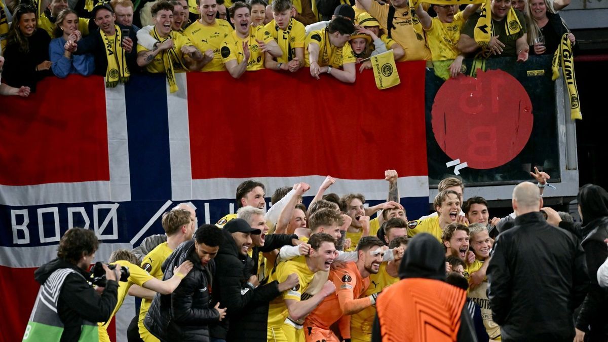 Die Mannschaft von Bodö/Glimt feiert mit den Fans