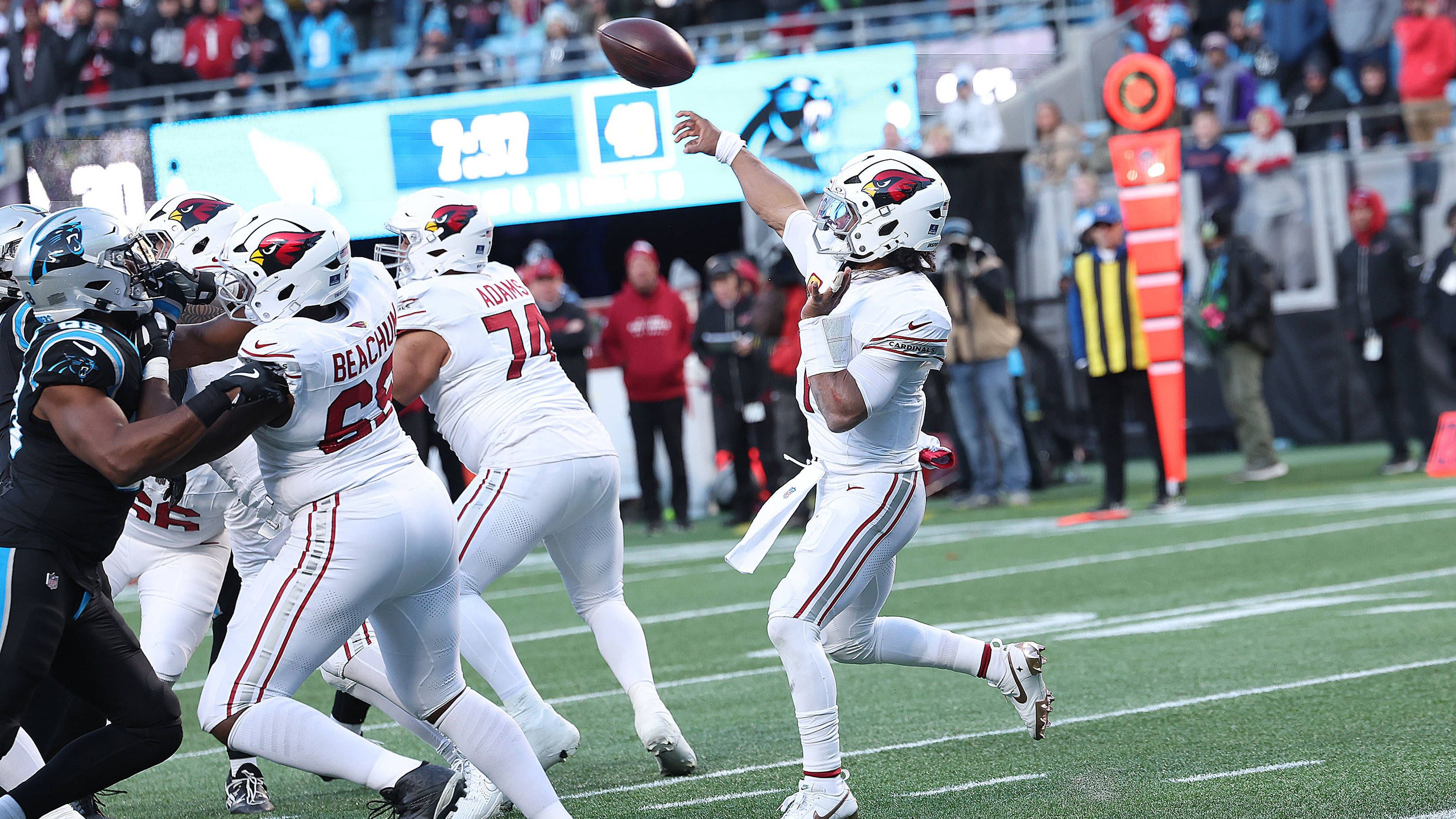 <strong>Carolina Panthers 10:27 Arizona Cardinals</strong><br>Carolina findet noch nicht in die Saison. Bryce Young hat große Schwierigkeiten, während Kyler Murray zeigt, dass er in dieser Spielzeit wie ein Top-5-Quarterback auftritt. Sein Receiver Marvin Harrison Jr. fängt zwei Touchdowns und trägt damit maßgeblich zu einem gelungenen Cardinals-Start bei.
