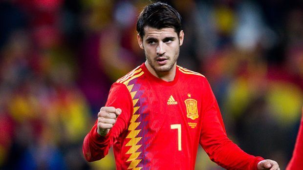 
                <strong>Alvaro Morata (Spanien)</strong><br>
                Pedros Mannschaftskollege Alvaro Morata galt im Sommer 2017 als neuer Stürmerstar bei Chelsea. Der Start war auch verheißungsvoll mit zehn Ligatoren im Herbst 2017. Seit dem neuen Jahr läuft es für den spanischen Stürmerstar allerdings überhaupt nicht rund, er ist 2018 noch ohne Ligatreffer, war zuletzt verletzt und auch gesperrt. Die Formkrise kommt für den gebürtigen Madrilenen zur Unzeit, schließlich steht die WM-Endrunde vor der Tür und ausgerechnet jetzt verzichtet Nationaltrainer Julen Lopetegui für die Klassiker gegen Deutschland und Argentinien auf den 25-Jährigen. Während der WM-Qualifikation war Morata hingegen mit sechs Toren noch ein wichtiger Faktor für die spanische Nationalmannschaft.
              