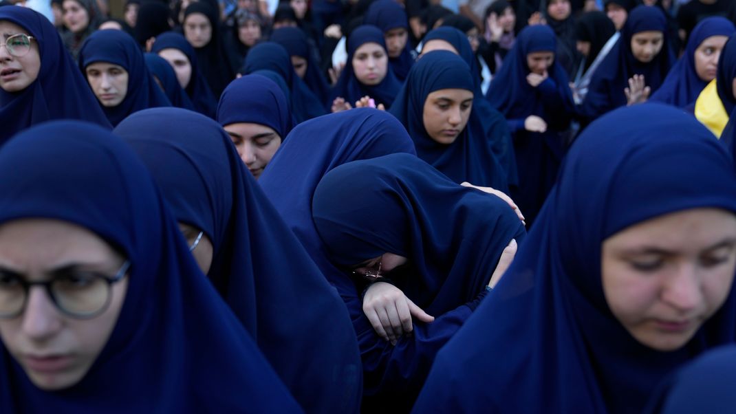 Mitglieder der al-Mahdi-Scouts der Hisbollah trauern während des Trauerzuges für Amira und Hassan Fadlallah. Die beiden Kinder wurden in einem Gebäude getötet, das am Dienstagabend von einem israelischen Luftangriff getroffen worden war.&nbsp;