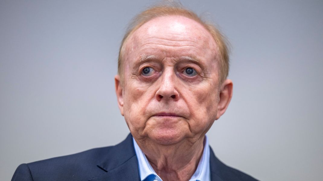 Alfons Schuhbeck steht im Gerichtssaal des Landgericht München I.