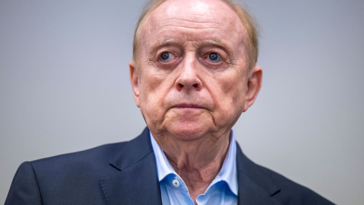 Alfons Schuhbeck steht im Gerichtssaal des Landgericht München I.