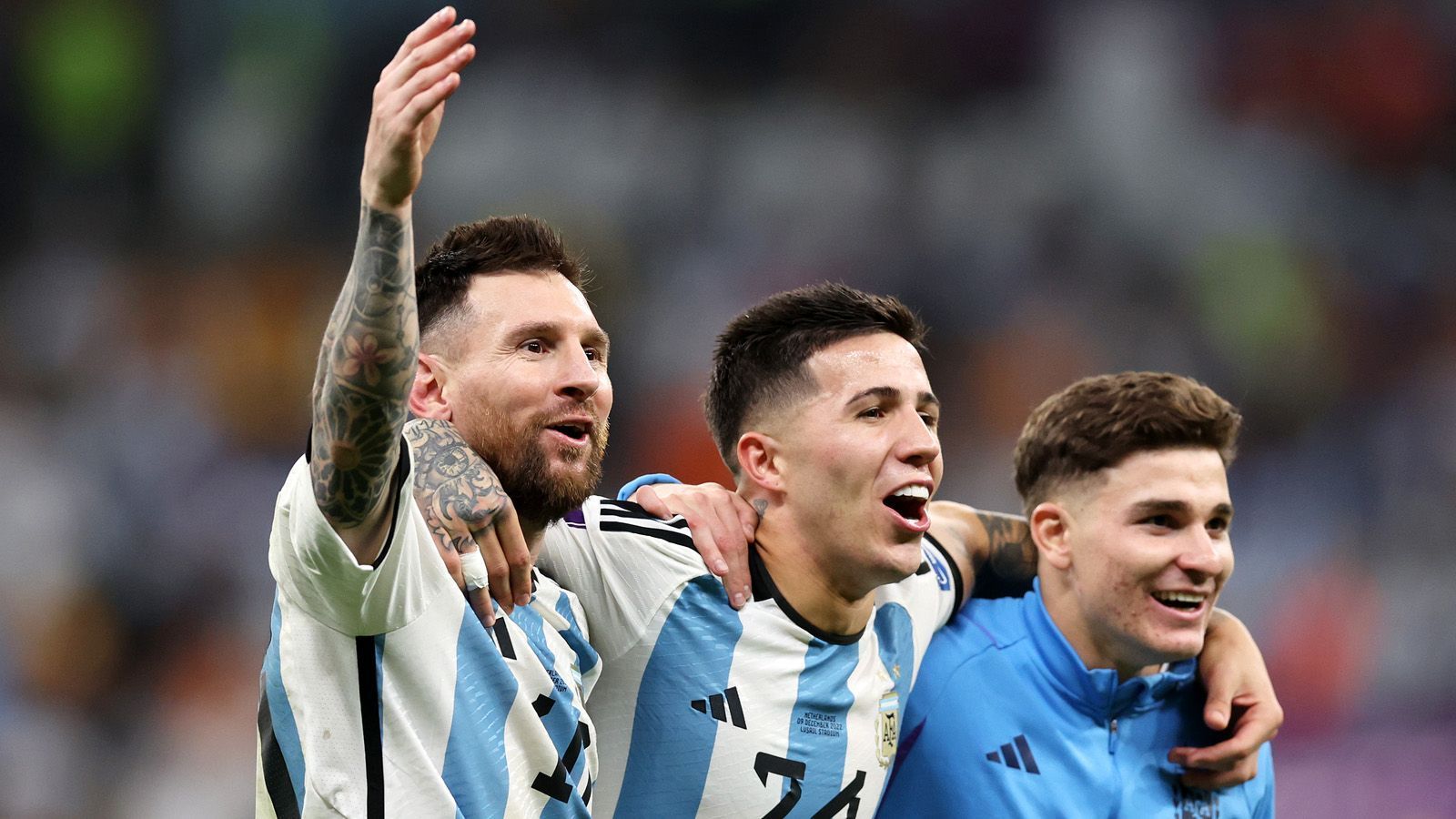 
                <strong>Platz 1: Argentinien aka der Topfavorit</strong><br>
                Hinzukommt, dass bei Lionel Messi der Knoten geplatzt ist. Bei seiner fünften Weltmeisterschaft traf der wohl beste Spieler der Welt erstmals in einer K. o.-Runde. Seitdem sprüht er nur so vor Zuversicht. Die Lethargie die ihm manchmal vorgeworfen wird, wenn er nicht am Ball zaubert, ist einer ungewohnten Aggressivität gewichen.  Damit reißt er die Mannschaft mit. Zudem ist da Spiel der Argentinier nicht mehr vollends auf ihren Superstar ausgerichtet. Auch andere Spieler glänzen. Selten war der Zusammenhalt bei der "Albiceleste" so sichtbar wie bei dieser WM. Es riecht nach Happy End. 
              