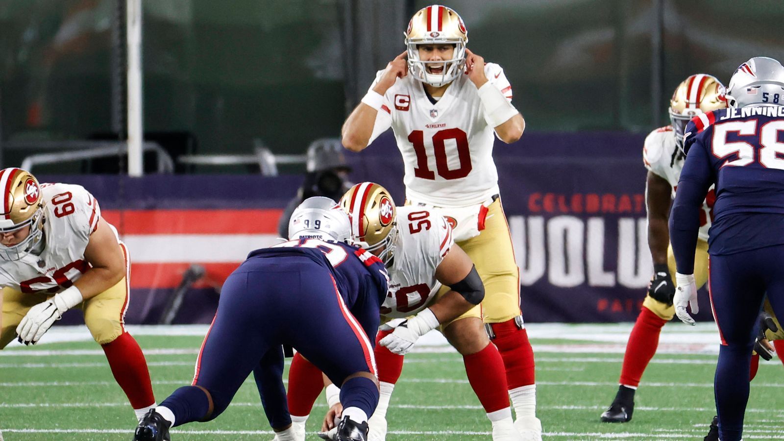 
                <strong>Jimmy Garoppolo (San Francisco 49ers) </strong><br>
                Im Februar stand Jimmy Garoppolo mit den San Francisco 49ers noch im Super Bowl. Die laufende Saison verlief für ihn weniger erfreulich. Verletzungsbedingt absolvierte er lediglich sechs Spiele. Head Coach Kyle Shanahan geht zwar davon aus, dass Garoppolo auch kommende Saison der Quarterback der 49ers sein wird, gibt aber zu bedenken: "Man kann nichts mit Sicherheit sagen." Garoppolo galt bei den Patriots ursprünglich als Nachfolger von Tom Brady, bis er 2017 nach San Francisco getradet wurde. Bill Belichick war darüber nicht erfreut: "Wir alle hatten großes Vertrauen in ihn." Sollte die Möglichkeit bestehen, dürfte eine Rückholaktion für Belichick von Interesse sein. Der Quarterback hat noch zwei Jahre Vertrag und verdient in dieser Zeit 50,4 Millionen Dollar.    
              