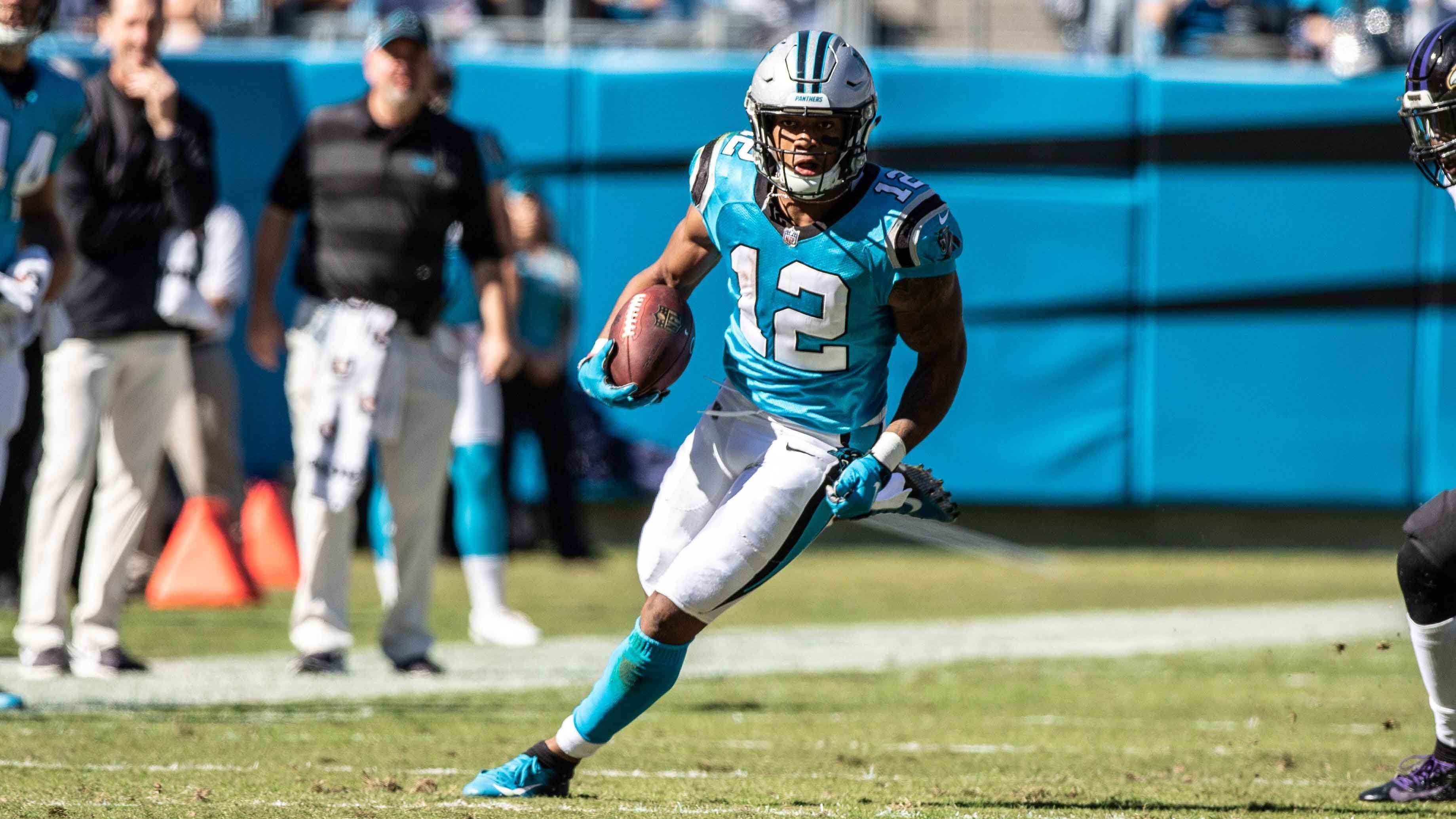 
                <strong>DJ Moore (Wide Receiver)</strong><br>
                Die Carolina Panthers haben mit DJ Moore (Foto) und Robby Anderson, die beide in der vergangenen Saison über 1000 Yards Raumgewinn erzielt haben, zwei Top-Receiver im Kader. Dahinter tummeln sich Routinier David Moore (kam von den Seattle Seahawks) sowie die beiden Rookies Terrace Marshall Jr. und Shi Smith. Durch die Rückkehr des besten Dual-Threat-Running-Backs der Liga, Christian McCaffrey, wird das Laufspiel wieder ein wichtiger Faktor. "CMC" soll durch Chuba Hubbard - den Viertrunden-Pick diesen Jahres - im Laufspiel entlastet werden. Auch bei den Tight Ends haben sich die Panthers verstärkt: Dan Arnold kommt aus Arizona, dahinter starten Ian Thomas und Rookie Tommy Tremble von Notre Dame.
              