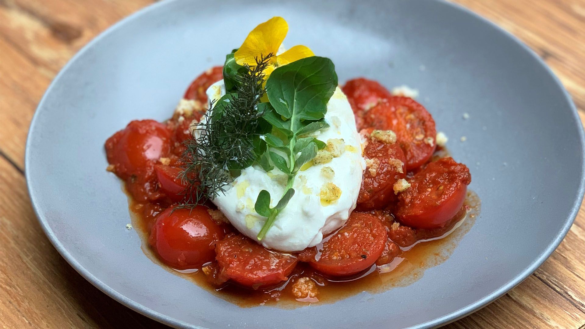Cremige Burrata auf warmen Kirschtomaten-Ragout