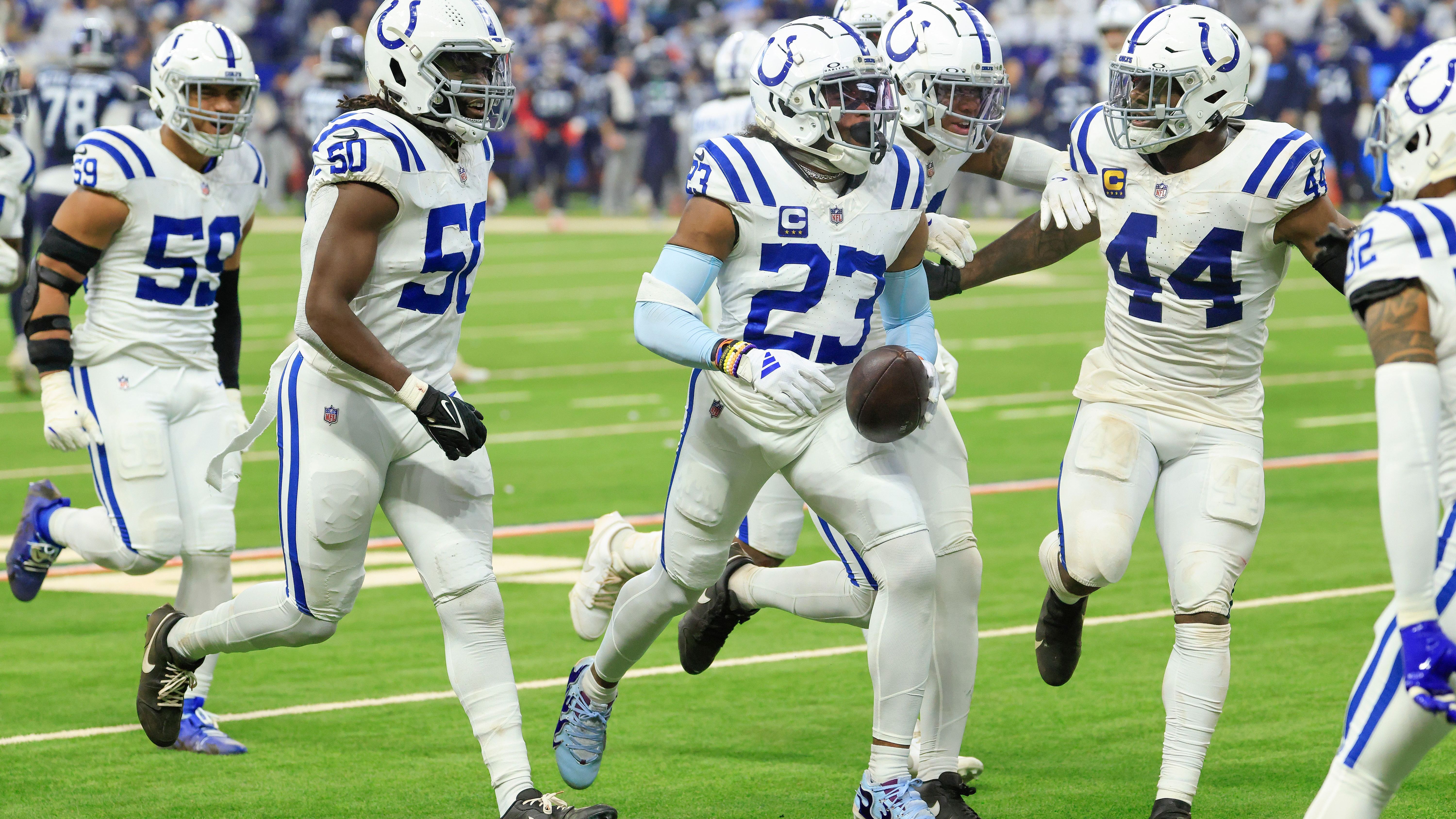 <strong>Platz 25: Indianapolis Colts<br></strong>Auf dem Papier veränderte sich die Colts-Defensive kaum, obwohl sie hinter den Erwartungen blieb. Zumindest erhält die Secondary mit Charvarius Ward und Cam Bynum zwei spannende Puzzlestücke. Im Pass Rush finden sich einige spannende Namen, die dringend den nächsten Schritt machen müssen.