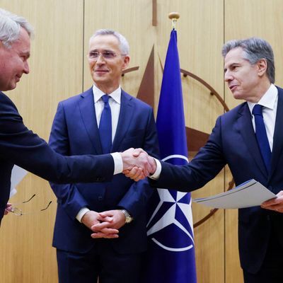 Jens Stoltenberg (M), Pekka Haavisto (l) und Antony Blinken