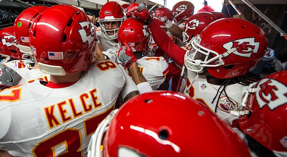 
                <strong>Platz 6: Kansas City Chiefs</strong><br>
                Die Franchise aus dem "Heart of America" kann zur großen Wundertüte werden. In der Regular Season haben die Chiefs blendend aufgelegte Raiders und den Titelverteidiger aus Denver in der AFC West hinter sich gelassen, nun melden sie sich nach einer Bye-Week mit einem Heimspiel gegen die Pittsburgh Steelers zurück. Die Frage wird sein, ob Andy Reids Team das Triumvirat um Ben Roethlisberger, Antonio Brown und Le'Veon Bell stoppen kann. Funktioniert das nicht, gibt's schon am Wochenende den Saisonabschluss.
              