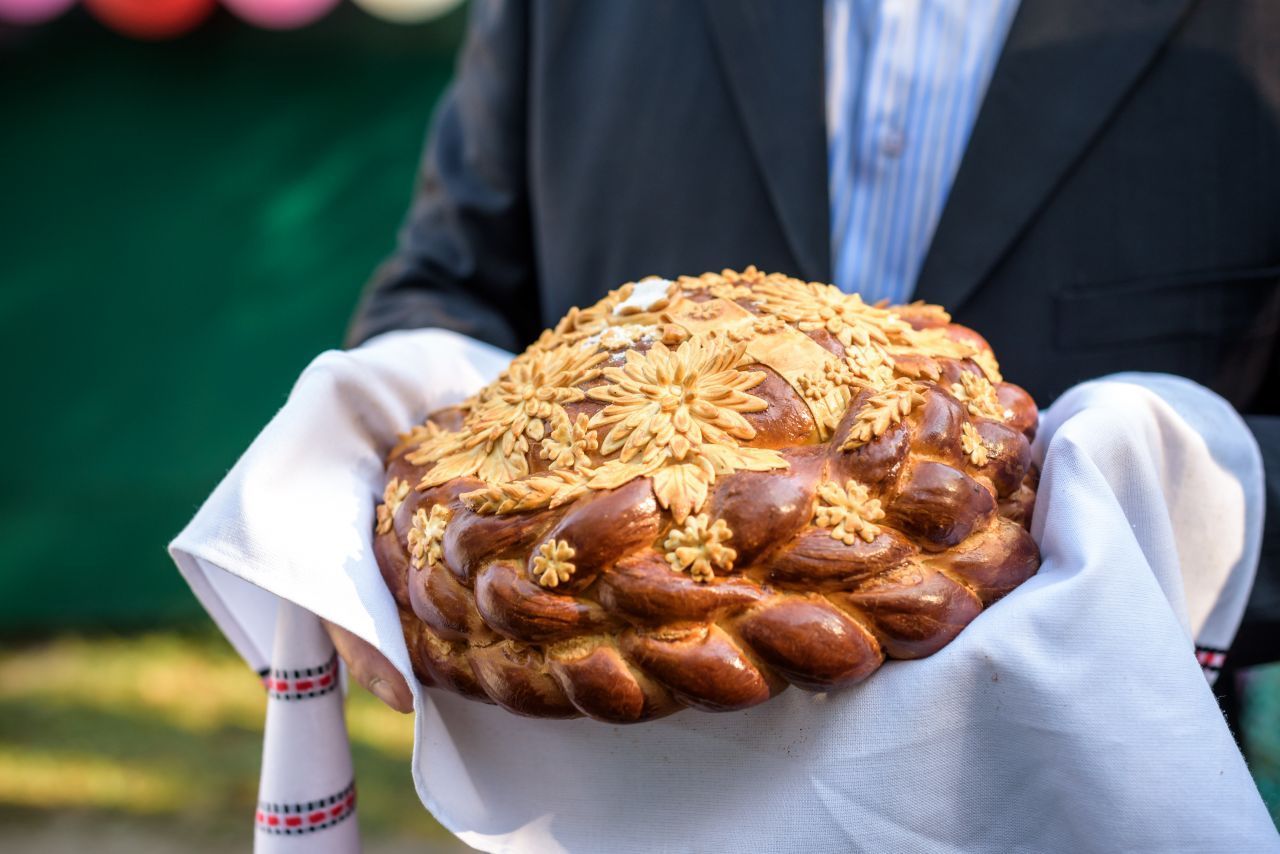 Russland: Das reichverzierte Hefebrot „Karawaj“ feiert traditionell jede Hochzeit mit. Auch in der Ukraine, Weißrussland und Bulgarien ist es sehr beliebt. Karawaj wird aus Weizenmehl gebacken.