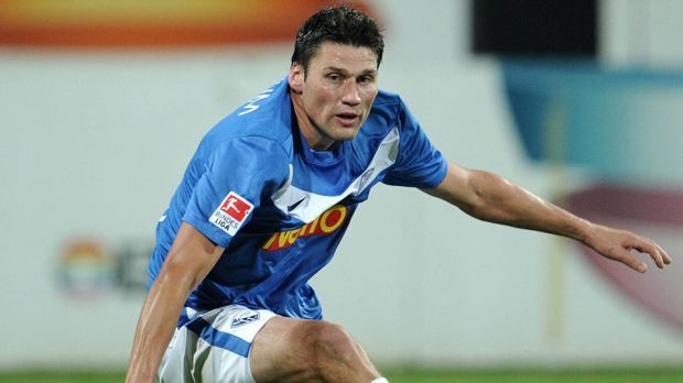 
                <strong>Giovanni Federico</strong><br>
                Er erlebte beim Karlsruher SC seine erfolgreichste Zeit. 2006 war er zweitbester Schütze der 2. Liga, 2007 wurde er Torschützenkönig und der Spieler der Saison. Logische Folge: Der Wechsel in die Bundesliga, er ging ablösefrei zu Borussia Dortmund. Der Durchbruch gelang ihm dort aber nicht, nach zwei Jahren inklusive Ausleihe zum KSC ging er zurück in die 2. Liga.
              