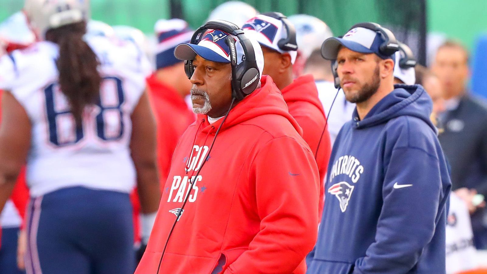 
                <strong>Ivan Fears - Running Backs Coach (New England Patriots)</strong><br>
                Ivan Fears ist der König der Running Backs in Boston. Unter seiner Leitung konnten die RB's in der letzten 15 Spielzeiten elf mal einen Top-10-Platz ergattern. Mit seiner Hilfe verbuchten die Patriots nach rund 20 Jahren ihre beste Rushing Season. Insgesamt machte das Team 2.278 Yards und 21 Rushing Touchdowns. Fears war 1993 zu den Chicago Bears gegangen und dort für die Erfolgsgeschichten von Cutris Conway und Jeff Graham verantwortlich gewesen. Seit 1999 steht er ohne Unterbrechung im Coaching Staff der Patriots.
              