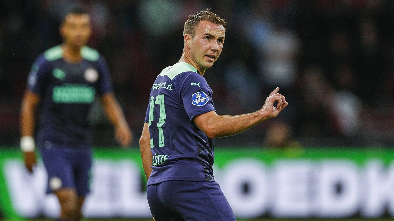 
                <strong>Mario Götze (PSV Eindhoven)</strong><br>
                In den Niederlanden hat der WM-Siegtorschütze von 2014 nicht nur seine Lust am Fußball wieder gefunden, sondern spielt auch wieder groß auf - mit der PSV schrammte der 29-Jährige jüngst haarscharf an der Champions-League-Qualifikation vorbei. Sein letztes Spiel im Nationaldress absolvierte Götze im November 2017, seine aktuelle Form macht ihn zu einem heißen Kandidaten für ein Comeback.
              