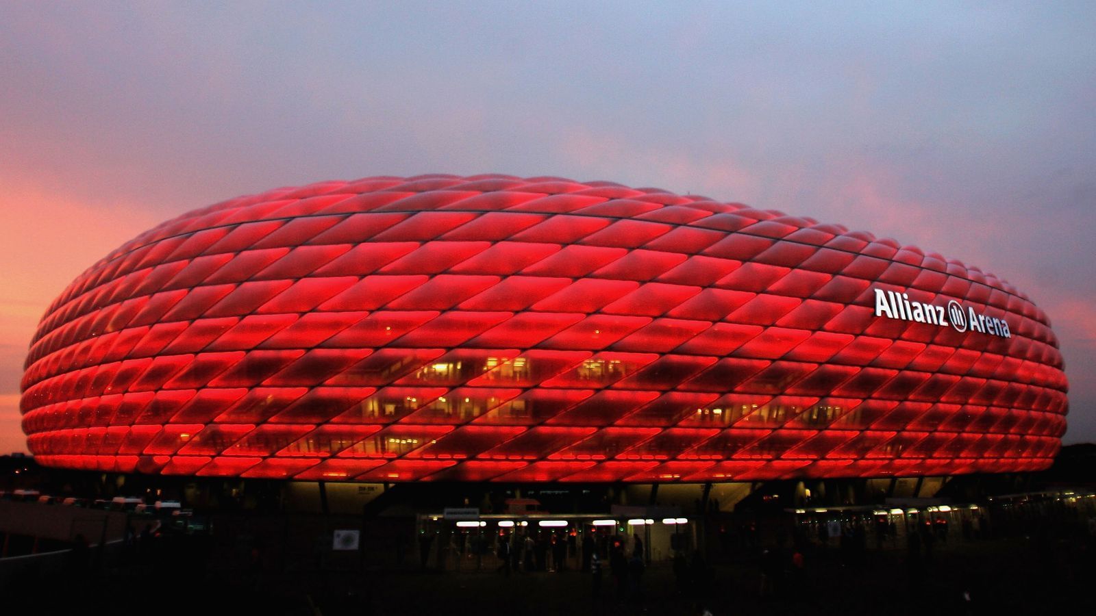 
                <strong>70.000 NFL-Fans in der Münchner Allianz Arena</strong><br>
                Problem: "Nur" 70.000 Fans dürfen in das Stadion, um die Partie der Buccaneers gegen die Seahawks anzusehen. Jedoch wird mit deutlich mehr Football-Fans in der Stadt gerechnet. So bieten einige Fan-Clubs "Public Viewing" in Pubs an, oder es gibt unser "Watch Together" im Audi Dome (mit Live-Kommentar!). 
              