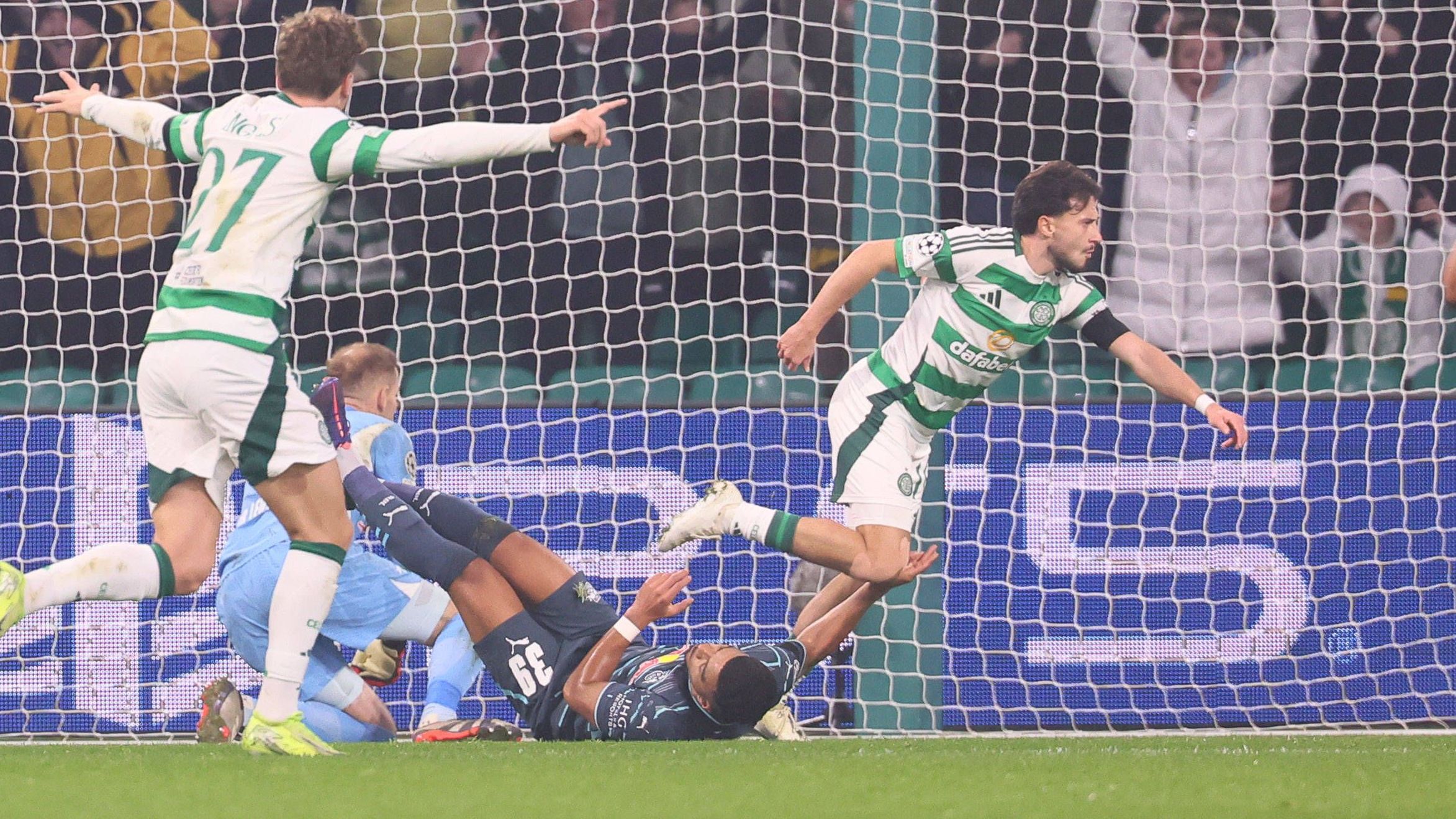 <strong>Nicolas Kühn (Celtic Glasgow)</strong><br><em>Angreifer Nicolas Kühn ist einer der erfolgreichsten deutschen Spieler im Ausland. Der Stürmer von Celtic Glasgow erzielte in 51 Pflichtspielen in Schottland 36 Scorerpunkte. Damit spielte sich Kühn, der auch beim FC Bayern ausgebildet wurde,&nbsp; auf den Radar mehrerer deutscher Klubs, wie der schottische Ableger der "Sun" berichtet, unter anderem bei RB Leipzig. Die müssen wohl ohnehin eine Planstelle neu besetzen, denn...</em>