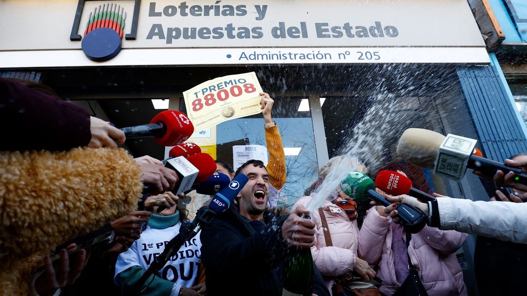 22. Dezember 2023, Madrid, Spanien: Rodrigo Merino jubelt nach dem Gewinn des ersten Preises der traditionellen spanischen Weihnachtslotterie „El Gordo“ (Der Dicke) vor dem Lotteriegeschäft, in dem er seinen Schein gekauft hat.