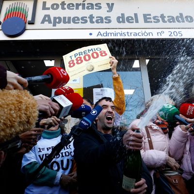 22. Dezember 2023, Madrid, Spanien: Rodrigo Merino jubelt nach dem Gewinn des ersten Preises der traditionellen spanischen Weihnachtslotterie „El Gordo“ 