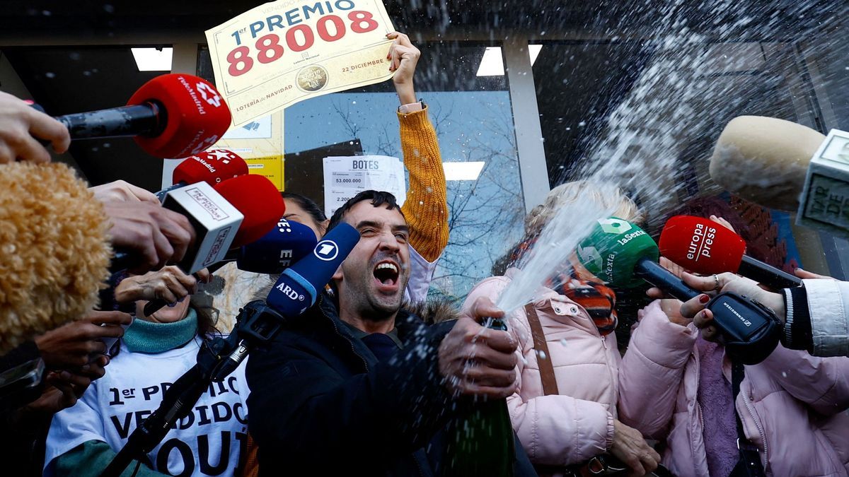 22. Dezember 2023, Madrid, Spanien: Rodrigo Merino jubelt nach dem Gewinn des ersten Preises der traditionellen spanischen Weihnachtslotterie „El Gordo“ 