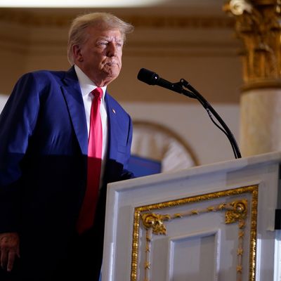 Der ehemalige Präsident Donald Trump spricht am Dienstag in seinem Anwesen Mar-a-Lago in Palm Beach, Florida. 