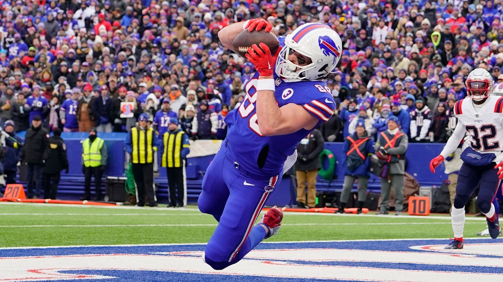 
                <strong>9. Platz: Buffalo Bills</strong><br>
                &#x2022; Starter: Dawson Knox<br>&#x2022; Backups: Dalton Kincaid, Quintin Morris<br>18 Touchdowns und knapp über 1.200 Yards Raumgewinn steuerte Dawson Knox in den letzten beiden Spielzeiten bei. Verstärkung soll er nun zusätzlich von Rookie Dalton Kincaid erhalten, der besonders mit seinen Lauf- und Catching-Fähigkeiten punktet. In fünf Spielzeiten am College unterliefen Kincaid lediglich zwei Drops. 
              