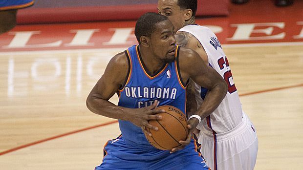 
                <strong>Kevin Durant (Oklahoma City Thunder) - 91</strong><br>
                Kevin Durant (Oklahoma City Thunder) - 91. "Durantula" setzt in seinen bisherigen acht NBA-Jahren Maßstäbe. Abgesehen von seiner ersten Saison schafft er immer einen Schnitt von mindestens 25 Punkten pro Partie. Damit verdient "KD" sich sechs Teilnahmen am All Star Game. 2014 wird Durant zum MVP der Regular Season gewählt.
              