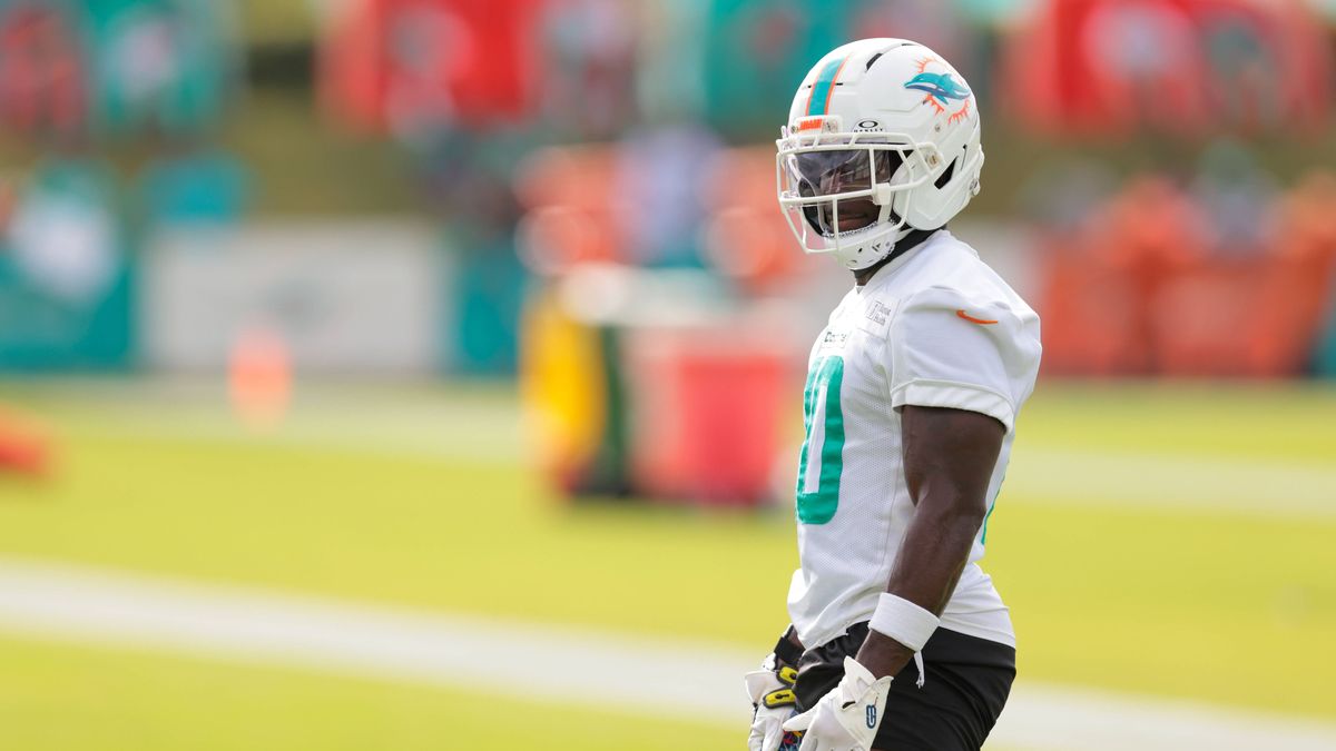NFL, American Football Herren, USA Miami Dolphins Training Camp Jul 28, 2025; Miami Gardens, MI, USA; Miami Dolphins wide receiver Tyreek Hill (10) looks on during training camp at Baptist Health T...