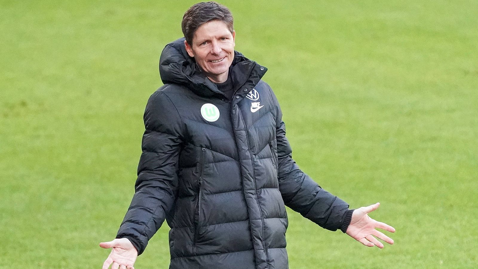 
                <strong>VfL Wolfsburg: Glasner hat sich entschieden</strong><br>
                Die Spekulationen um seinen Abschied befeuerte Glasner selbst. Nach der Partie gegen die Bayern und einem Plausch mit Flick sagte der Österreicher: "Ich bin eingeweiht, was er macht. Und er ist eingeweiht, was ich mache." Der 46-Jährige weiter: "Ihr müsst warten, bis wir es dann sagen." Der Vertrag des Wolfsburger Erfolgstrainers läuft bis 2022, beinhaltet aber wohl eine Ausstiegsklausel. Nach dem Zerwürfnis mit Sport-Geschäftsführer Jörg Schmadtke wäre ein Glasner-Abgang keine große Überraschung. Er soll als mögliche Marsch-Alternative in Leipzig ebenso gehandelt werden, wie als möglicher Marsch-Nachfolger in Salzburg. Eintracht Frankfurt wurde zuletzt ebenfalls als möglicher neuer Klub Glasners genannt.
              