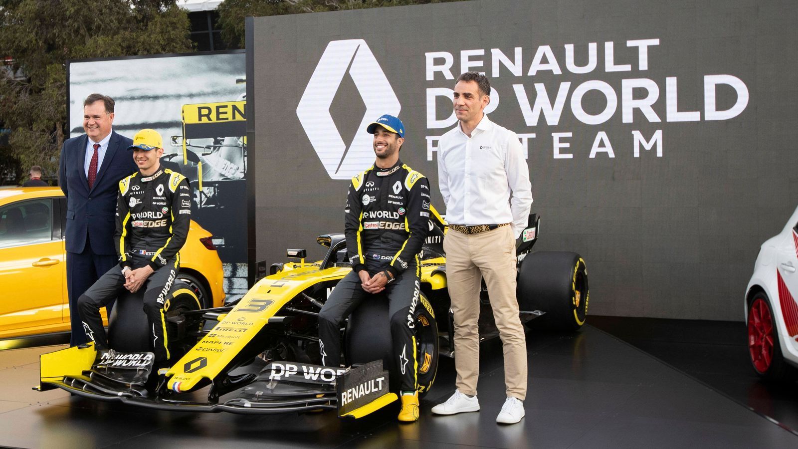 
                <strong>Das bedeutet das Comeback für Renault</strong><br>
                In der angespannten wirtschaftlichen Lage in Corona-Zeiten rankten sich zuletzt Gerüchte um einen Ausstieg von Renault aus der Formel 1. Zu enttäuschend verliefen die Jahre seit dem Comeback als Werksteam 2016. Der Alonso-Deal kommt nun einem Bekenntnis des Werksteams zur Formel 1 gleich. Alonsos Strahlkraft kann Renault bei der Suche nach Sponsoren gut gebrauchen. Genauso wie Teamchef Cyril Abiteboul, dessen beeindruckendste Leistung es bislang war, Daniel Ricciardo nachhaltig die Laune zu verderben. Nun hat er mit dem Coup des Formel-1-Jahres geschafft, sein Team endlich einmal mit positiven Schlagzeilen in den Fokus zu rücken.
              