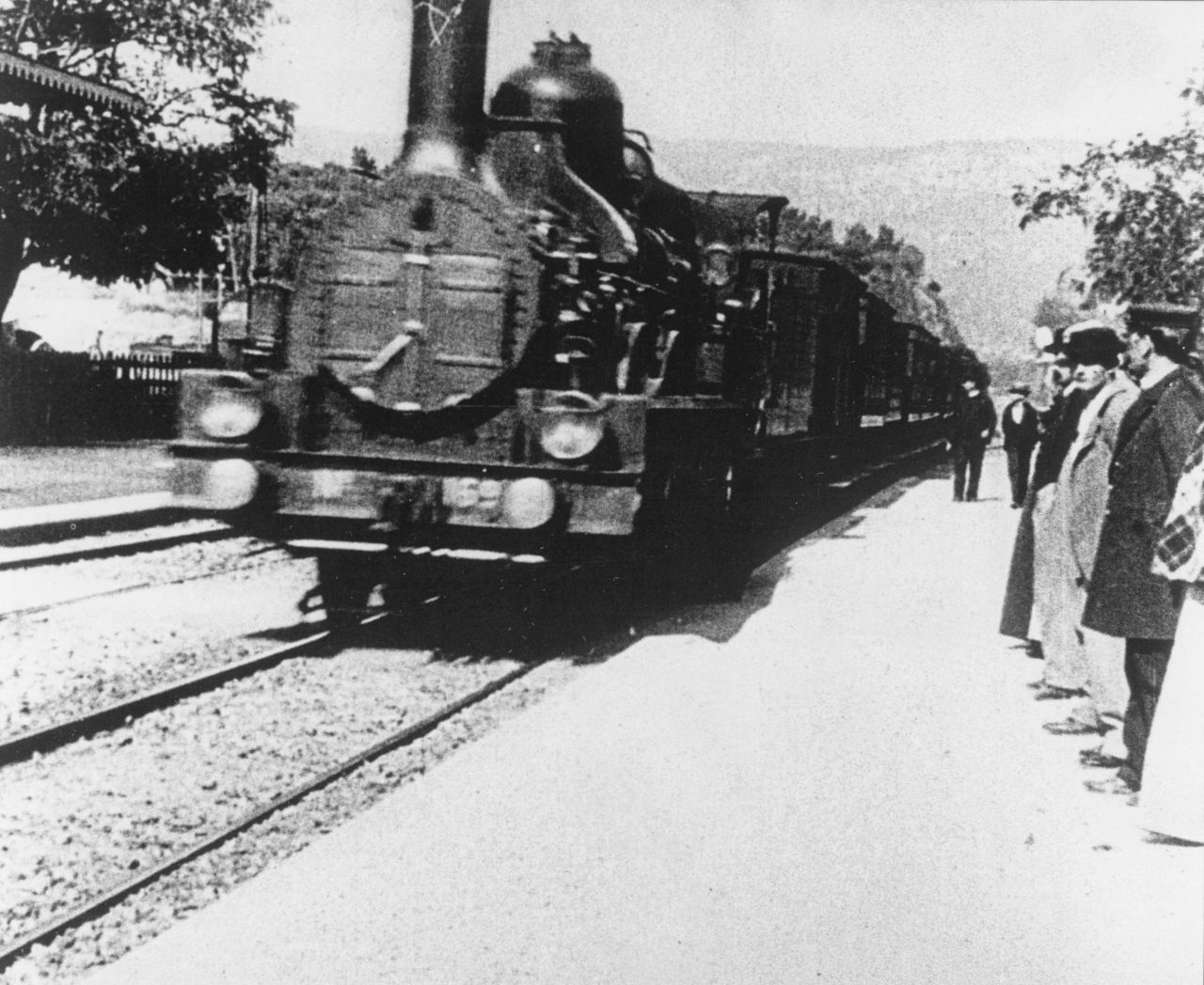 Ein Bild aus dem Film, das Ende des 19. Jahrhunderts das Publikum in Panik versetzte: Ein Zug fährt auf die Kamera zu.