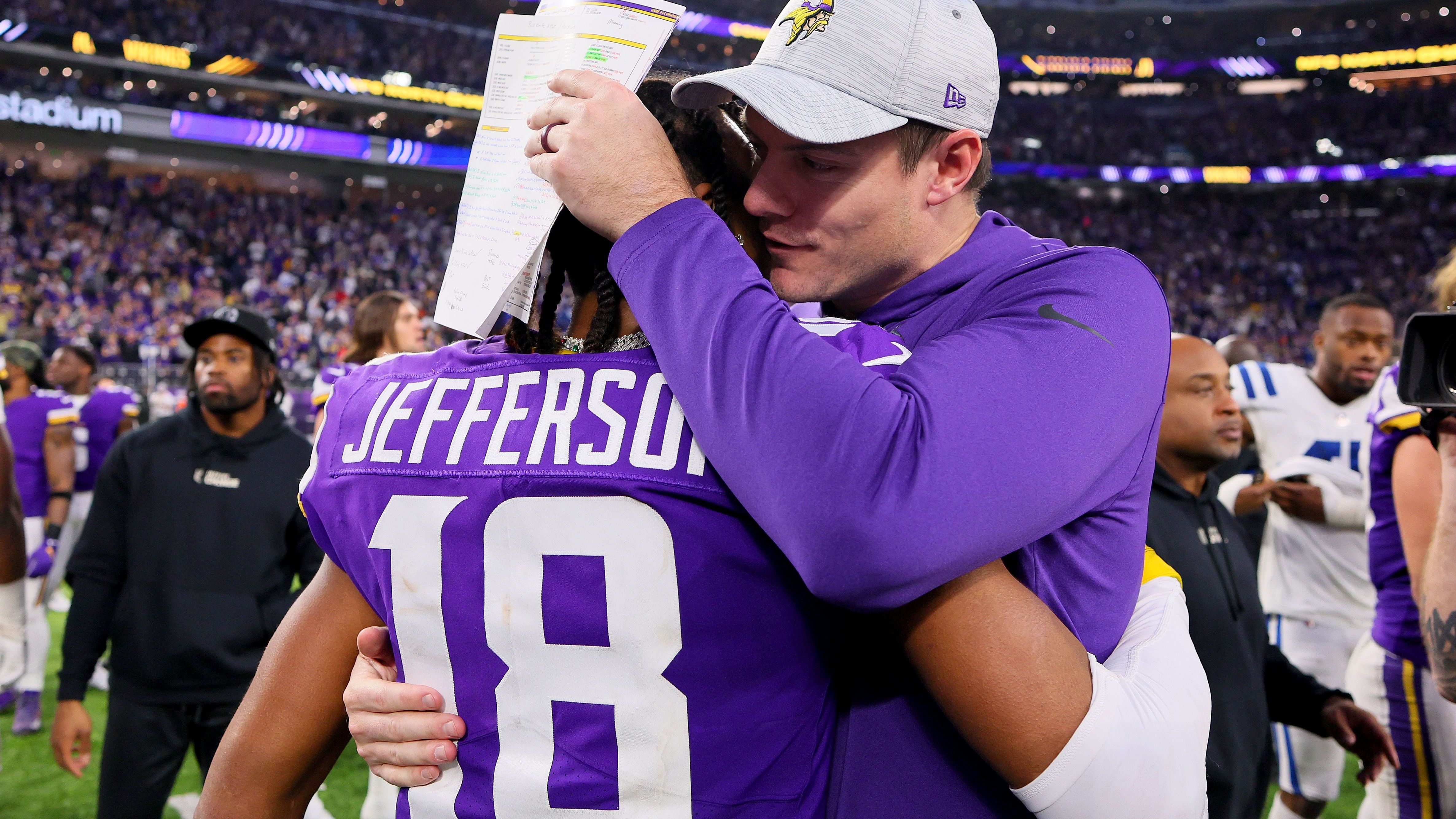 <strong>Drei 1.000-Yards-Receiver</strong><br>Die Minnesota Vikings stehen vor einer historischen Saison. Gleich drei ihrer Spieler können die Marke von 1.000 Receiving-Yards knacken. Dafür muss es in den letzten drei Saisonspielen aber auch optimal laufen. <em><strong>ran</strong></em> zeigt euch die wenigen Trios, denen dieses Kunststück schon gelungen ist.