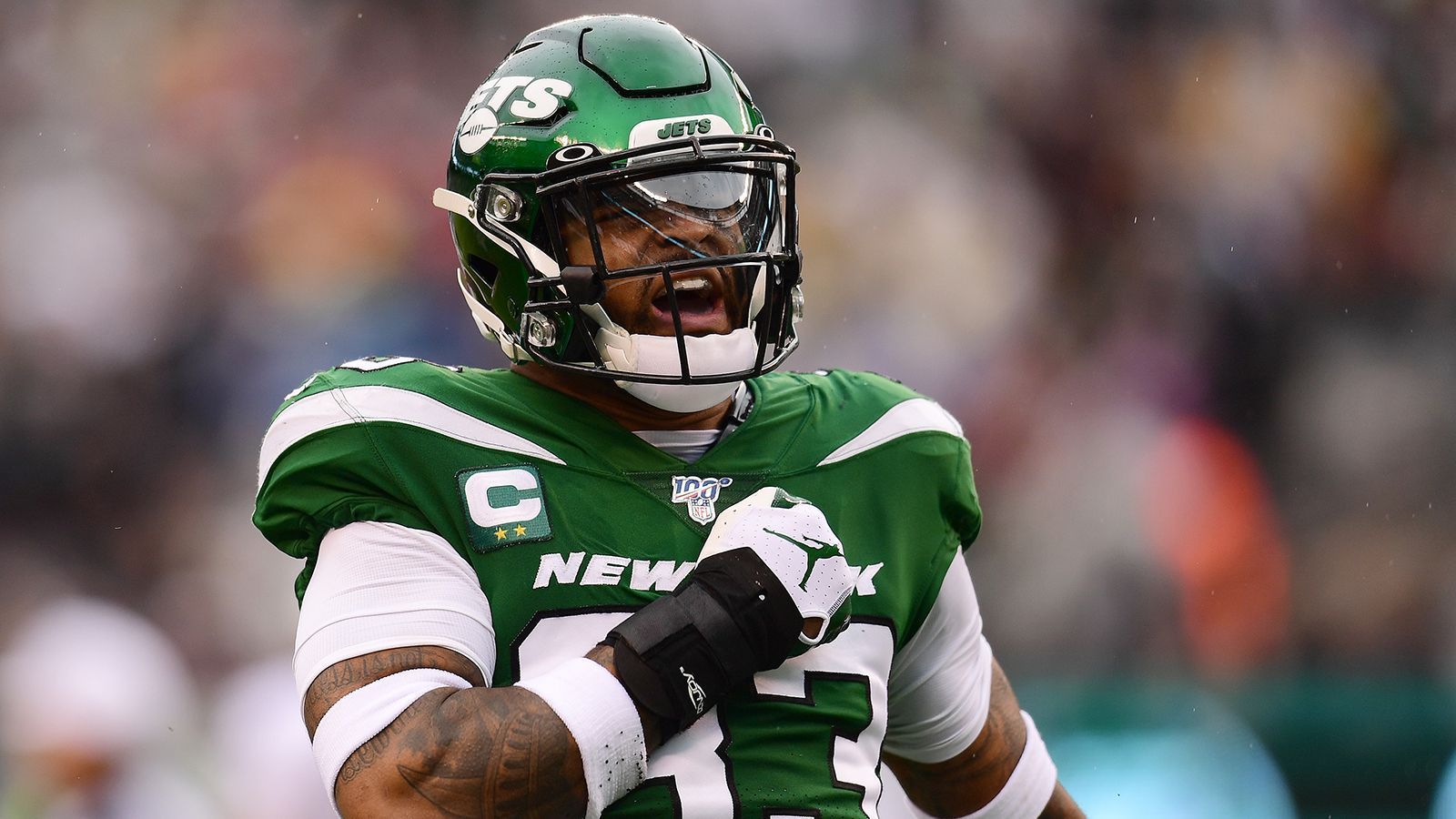 
                <strong>Jamal Adams (New York Jets) </strong><br>
                Seit Wochen reißen die Gerüchte um Star-Safety Jamal Adams nicht ab. Der ehemalige Erstrunden-Pick zählt zu den besten Defensiv-Spielern der Liga und kann auf verschiedenen Positionen eingesetzt werden. Joe Douglas, General Manager der Jets, bringt mit seinen Aussagen alles andere als Ruhe in die Angelegenheit. Zuletzt sagte er, dass eine Vertragsverlängerung für Adams "keine Eile" habe.
              