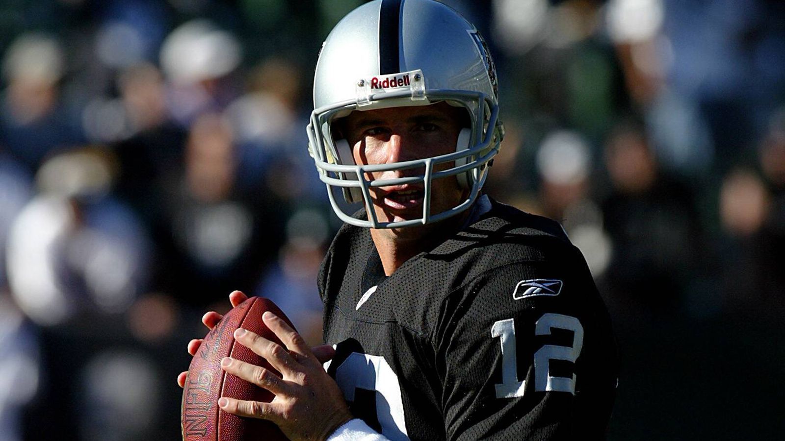 
                <strong>Rich Gannon (Ex-Raiders-Quarterback, der von 1999-2001 unter Gruden spielte)</strong><br>
                "Ich brauchte jemanden, der an mich glaubt, und ich fühlte, dass Jon und mich etwas verband, denn wir beide mussten eine Menge beweisen. Ich habe nie jemanden wie ihn getroffen, mit seinem unermüdlichen Streben nach Perfektion. Ich wollte ihn nicht enttäuschen. Ich habe 17 Jahre gespielt, und die besten drei meines Lebens waren mit Jon."
              