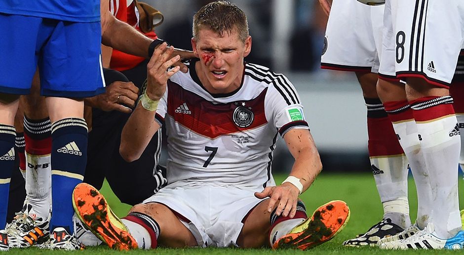 
                <strong>WM-Finale 2014: Das Spiel seines Lebens</strong><br>
                Mario Götze erzielte den Siegtreffer in der Nachspielzeit, der Mann des Spiels war dennoch der unkaputtbare Schweinsteiger.
              