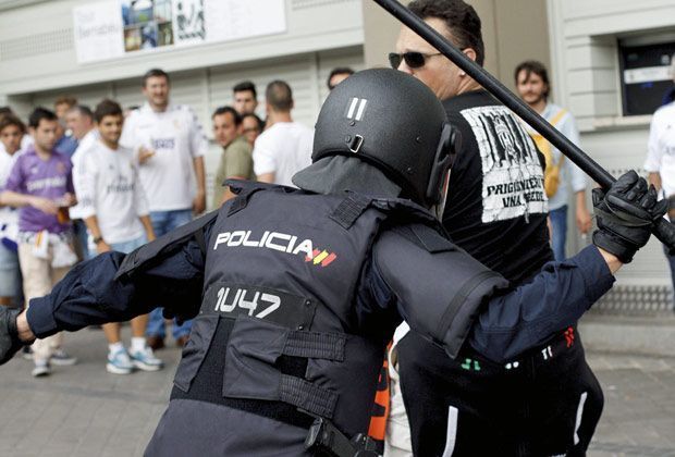 
                <strong>Real Madrid - Juventus Turin</strong><br>
                Haue für Juve! Dieser Fan macht vor dem Anpfiff unliebsame Bekanntschaft mit der spanischen Polizei.
              