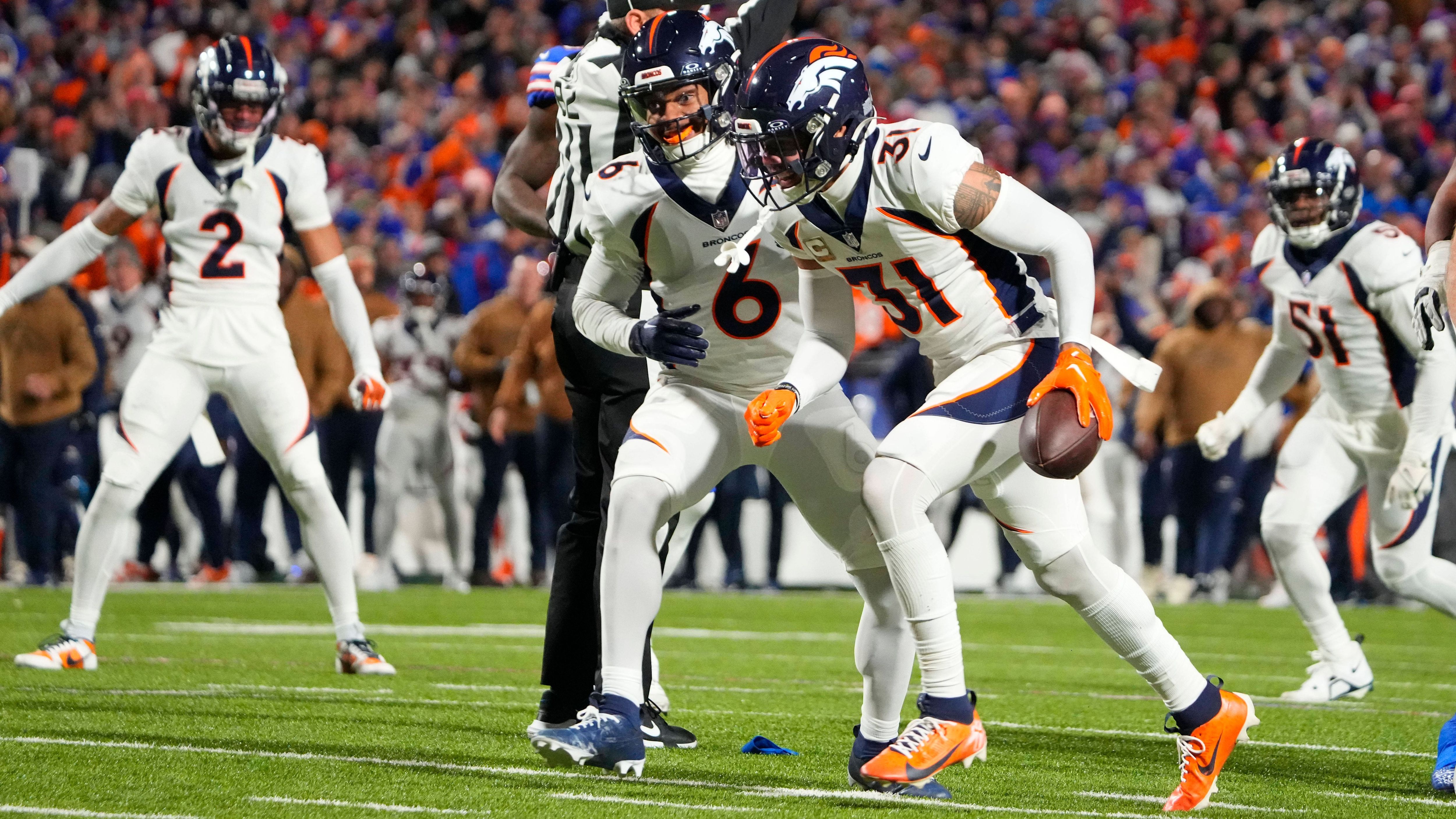 <strong>Denver Broncos</strong>&nbsp;<br>• Division: AFC West (2nd)<br>• Bilanz: 5-5<br>• Platzierung im Playoff-Picture der AFC: 10<br><br>Die Denver Broncos sind im Aufwind. Die Offensive hat sich stabilisiert, spielt zwar nicht spektakulär, vermeidet aber über weite Strecken Fehler. Quarterback Russell Wilson kommt auf acht Touchdowns und null Interceptions in den letzten vier Partien.&nbsp;