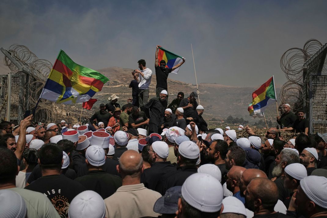 Drusen aus Syrien und Israel protestieren an der israelisch-syrischen Grenze.
