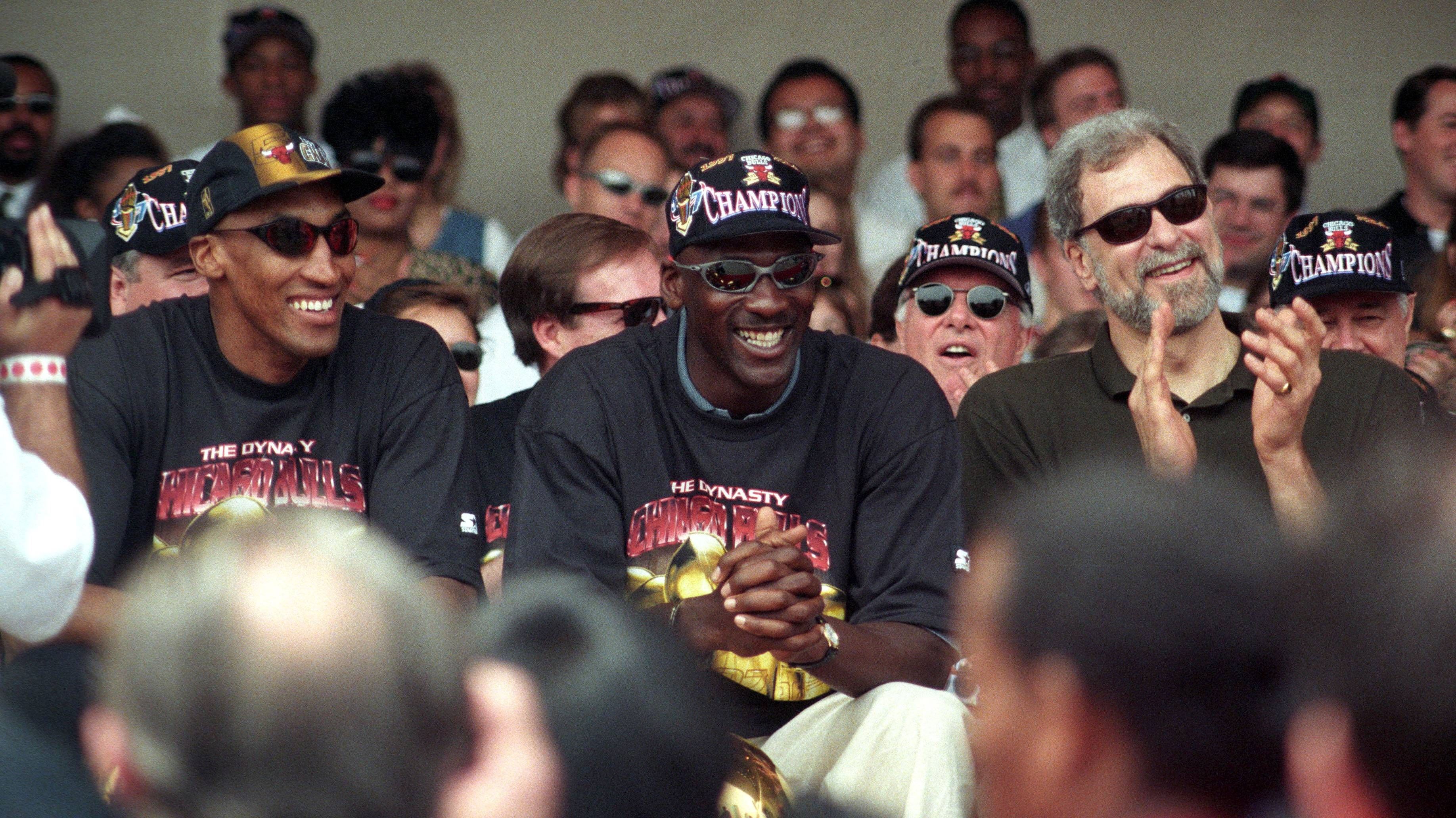 <strong>Michael Jordan (Chicago Bulls) - Finals MVP 1997</strong><br>Serie: Chicago Bulls vs. Utah Jazz (4-2)<br>Finals-Stats: 32,3 Punkte, 7,0 Rebounds und 6,0 Assists in 42,7 Minuten<br>Playoff-Stats: 31,1 Punkte, 7,9 Rebounds und 4,8 Assists in 42,3 Minuten