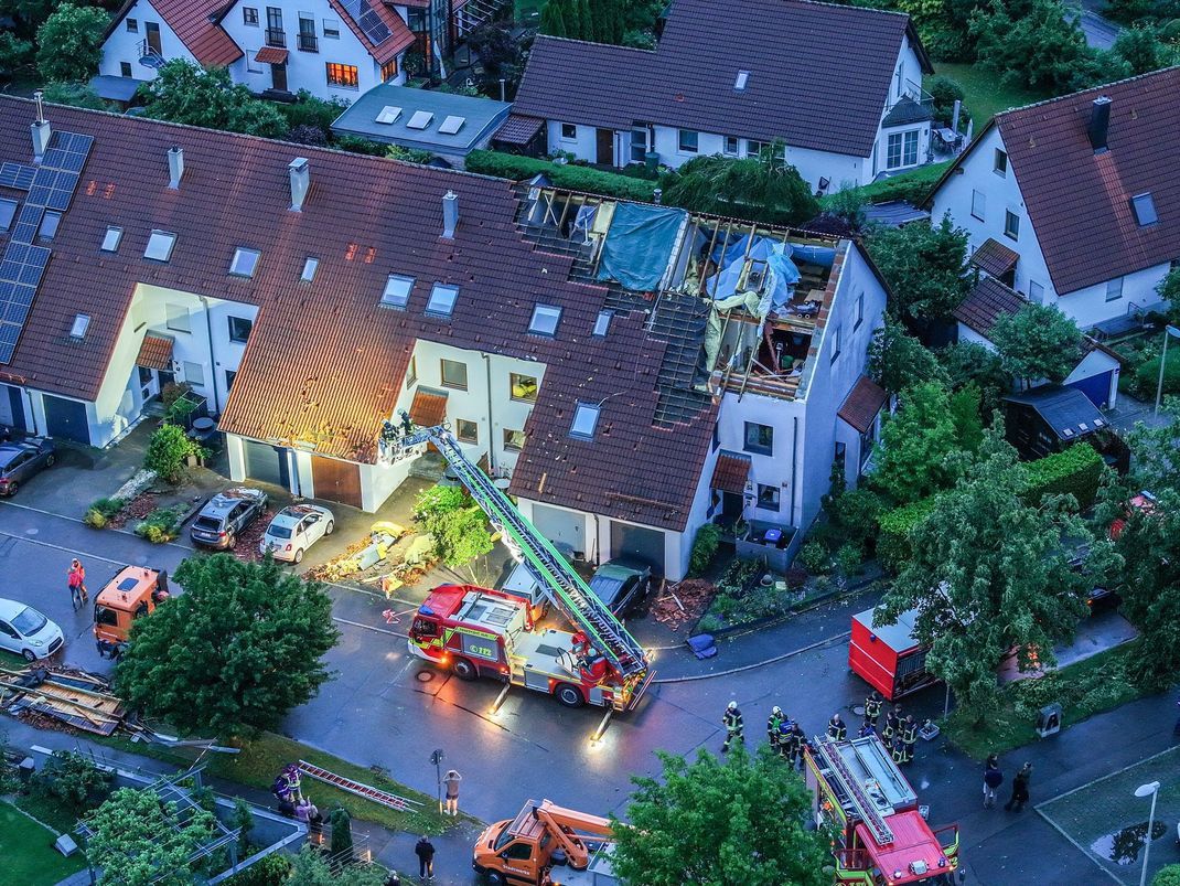 In Ulm-Donaustätten hat das Unwetter sichtbare Spuren an Häuserdäch