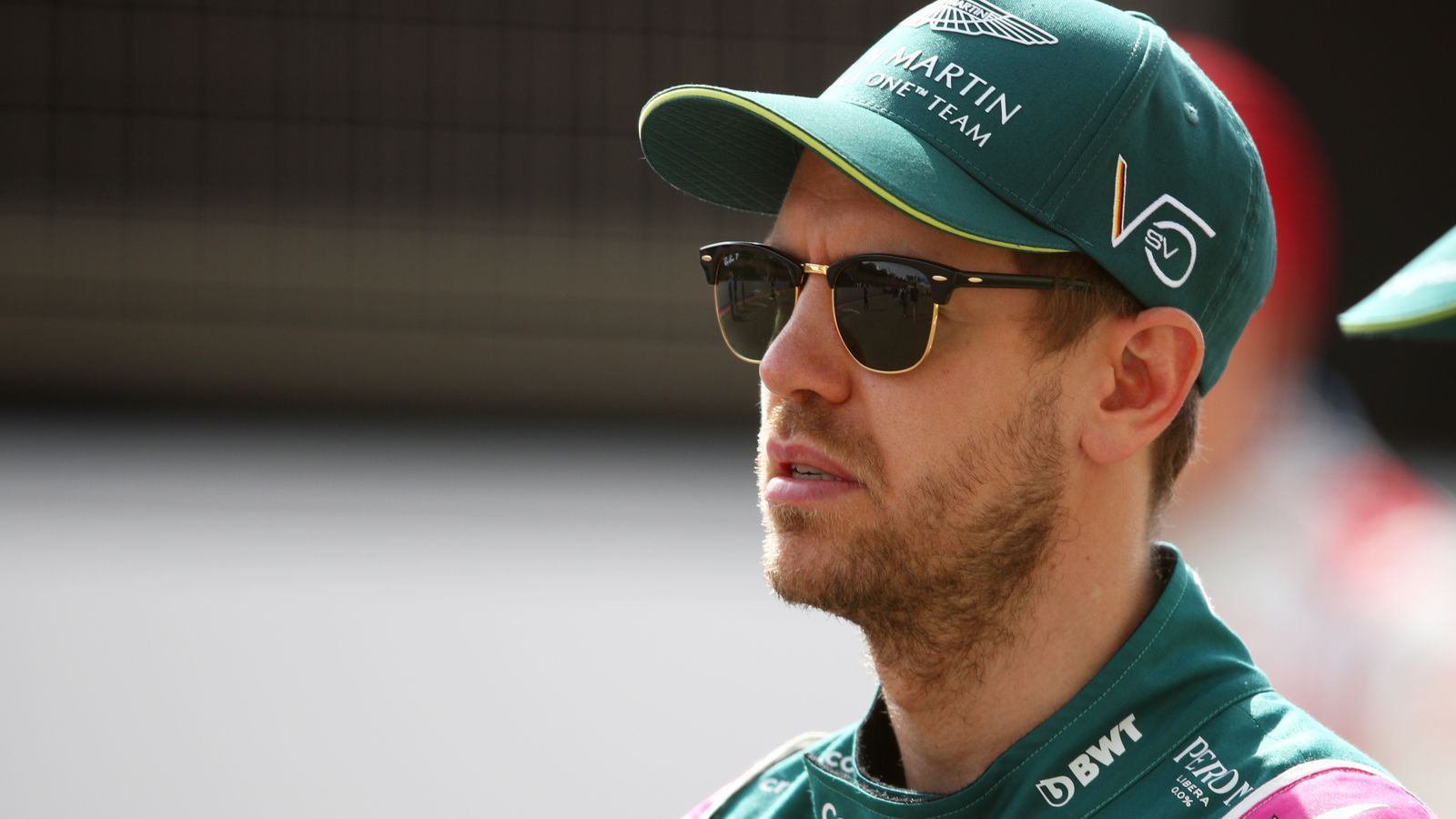 
                <strong>Verlierer: Sebastian Vettel - Das Pech bleibt ihm treu</strong><br>
                Sebastian Vettels Generalprobe im neuen Team ging schief und fast wirkte es so, als hätte Vettel seine Ferrari-Pechsträhne mit zu Aston Martin gebracht. Der viermalige Weltmeister fuhr nur 117 Runden in seinem Aston Martin AMR21 - die wenigsten Testkilometer aller Stammfahrer. Die Routiniers Fernando Alonso oder Kimi Räikkönen haben allein an einem Testtag mehr Kilometer abgespult. Wirklich viel konnte Vettel dafür aber nicht. Am dritten Testtag bescherte ihm Druckverlust am Turbolader ein vorzeitiges Ende der Session. Was blieb: Drei Testtage, in denen Vettel nicht eine Runde im schnellen Quali-Modus pushen konnte. Er selbst nahm es verhältnismäßig gelassen: "Natürlich hatten wir mehr Runden eingeplant. Es könnte natürlich besser, aber eben auch schlimmer sein."
              