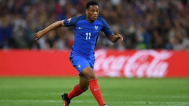 
                <strong>Anthony Martial (Frankreich)</strong><br>
                Anthony Martial (Frankreich): Der französische Offensivmann von Manchester United muss seiner Ersatzspieler-Rolle bei den "Red Devils" nun auch auf Nationalmannschafts-Ebene Tribut zollen. Martial steht - wie schon Ende 2016 - erneut nicht im Kader der L'Equipe Tricolore für das WM-Quali-Spiel in Luxemburg. Der 21-Jährige ist seit der Amtsübernahme von Jose Mourinho beim Manchester United lediglich zu 16 Liga-Einsätzen gekommen (893 Minuten).
              