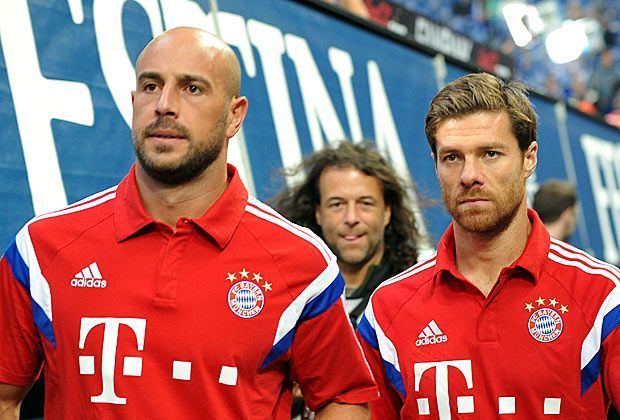 
                <strong>Xabi Alonso gegen Schalke: Das Debüt für Bayern</strong><br>
                Zwei spanische Neuzugänge unter sich: Auf dem Weg zum Aufwärmen unterhält sich Alonso mit Keeper Pepe Reina. Während Alonso von Beginn an auflaufen wird, nimmt Reina auf der Bank Platz.
              