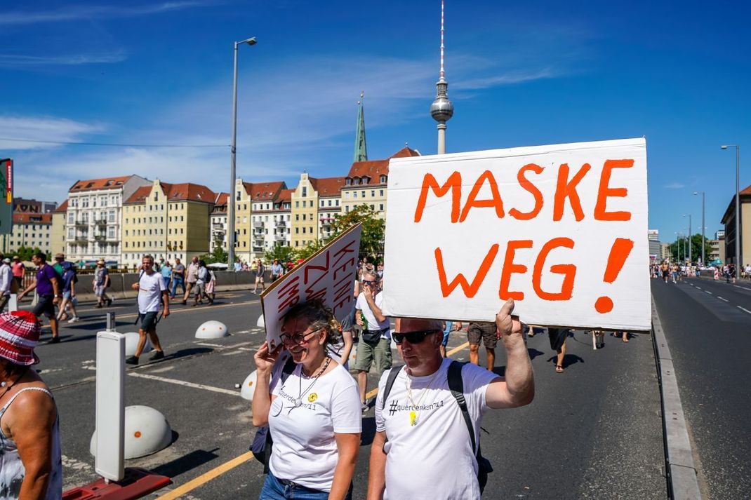 Viele Demonstranten fühlen sich von der Regierung und der sogenannten "Lügenpresse" belogen, denn sie leugnen die Pandemie - und somit auch den Sinn von Maskenpflicht und Impfungen.