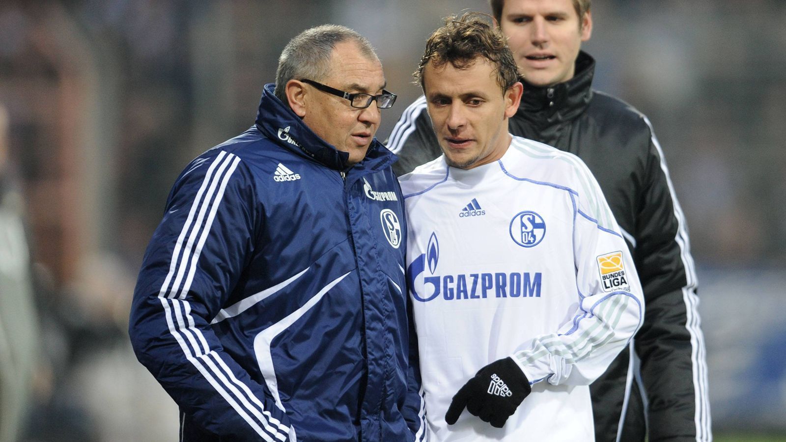 
                <strong>Rafinha trickst Magath aus</strong><br>
                Rafinha stand beim S04 fünf Jahre unter Vertrag. Beim ersten Quälix-Training bei hohen Temperaturen übergab sich der Rechtsverteidiger am Zaun. Davon abgesehen, wählte Magath harte Worte ihm gegenüber: "Als ich noch sechs Monate Vertrag hatte, sagte er zu mir: 'Du kannst zu jedem Team gehen, nur nicht zum FC Bayern München. Wenn du auch nur träumen solltest, bei den Bayern zu unterschreiben, werden wir deine Karriere zerstören. Er wählte noch schlimmere Worte, die ich nicht erzählen möchte. Ich wollte aber zum FC Bayern." Rafinha wechselte dann zum FC Genua, da der Verein ihm versprach, ihn nach einer Saison zum FC Bayern zu verkaufen. "Der Präsident von Genua sagte zu mir, dass ich zu gut für den Klub sei und ich nicht lange hier bleiben würde. Im Dezember kam er zu mir und sagte, dass ich verkauft sei. Zum FC Bayern. Er hatte mich für 7 Millionen Euro von Schalke verpflichtet und wusste aber direkt, dass er mich weiterverkaufen würde - für 12 Millionen Euro."
              